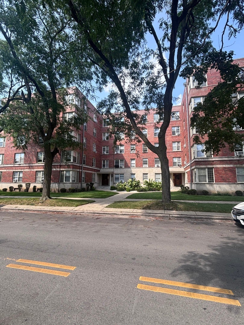 2610 W Balmoral Avenue 103 — photo