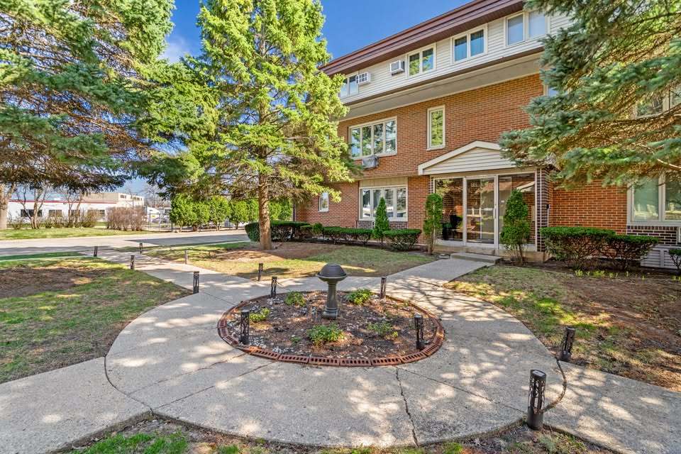 816 W Saint James Street 1E — photo