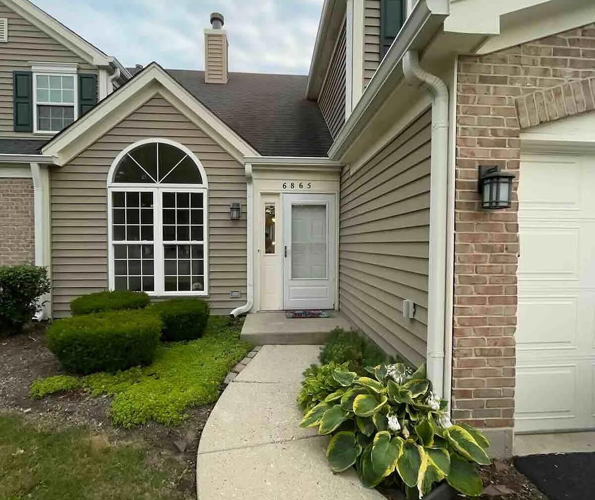 6865 N Hampton Circle — photo