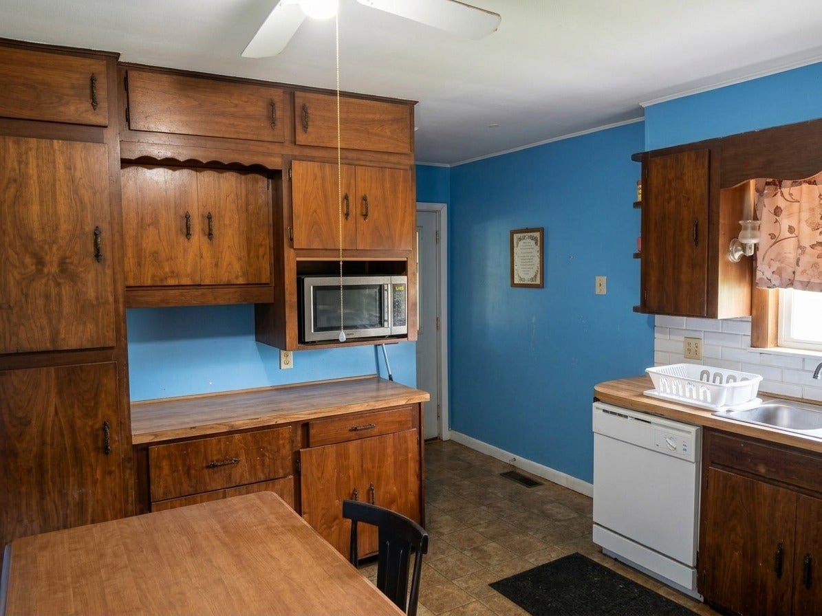 Home in Marion, IL 62959 — photo 3