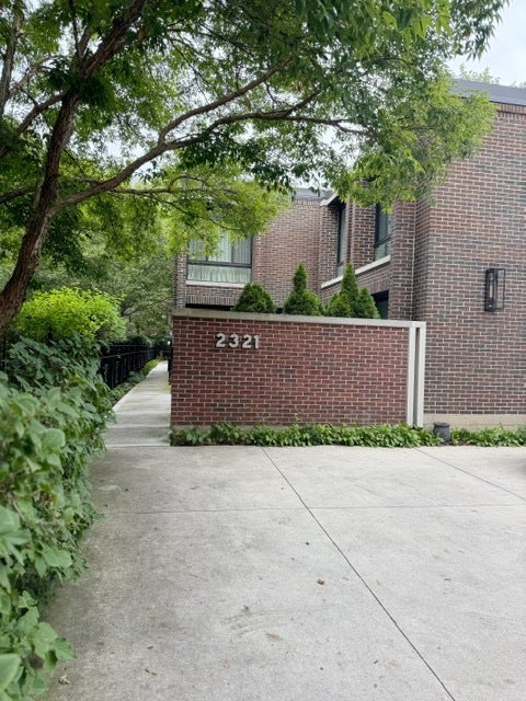 2321 N Geneva Terrace C — photo
