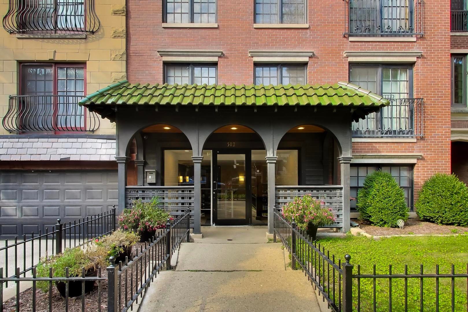512 W Barry Avenue 311 — photo