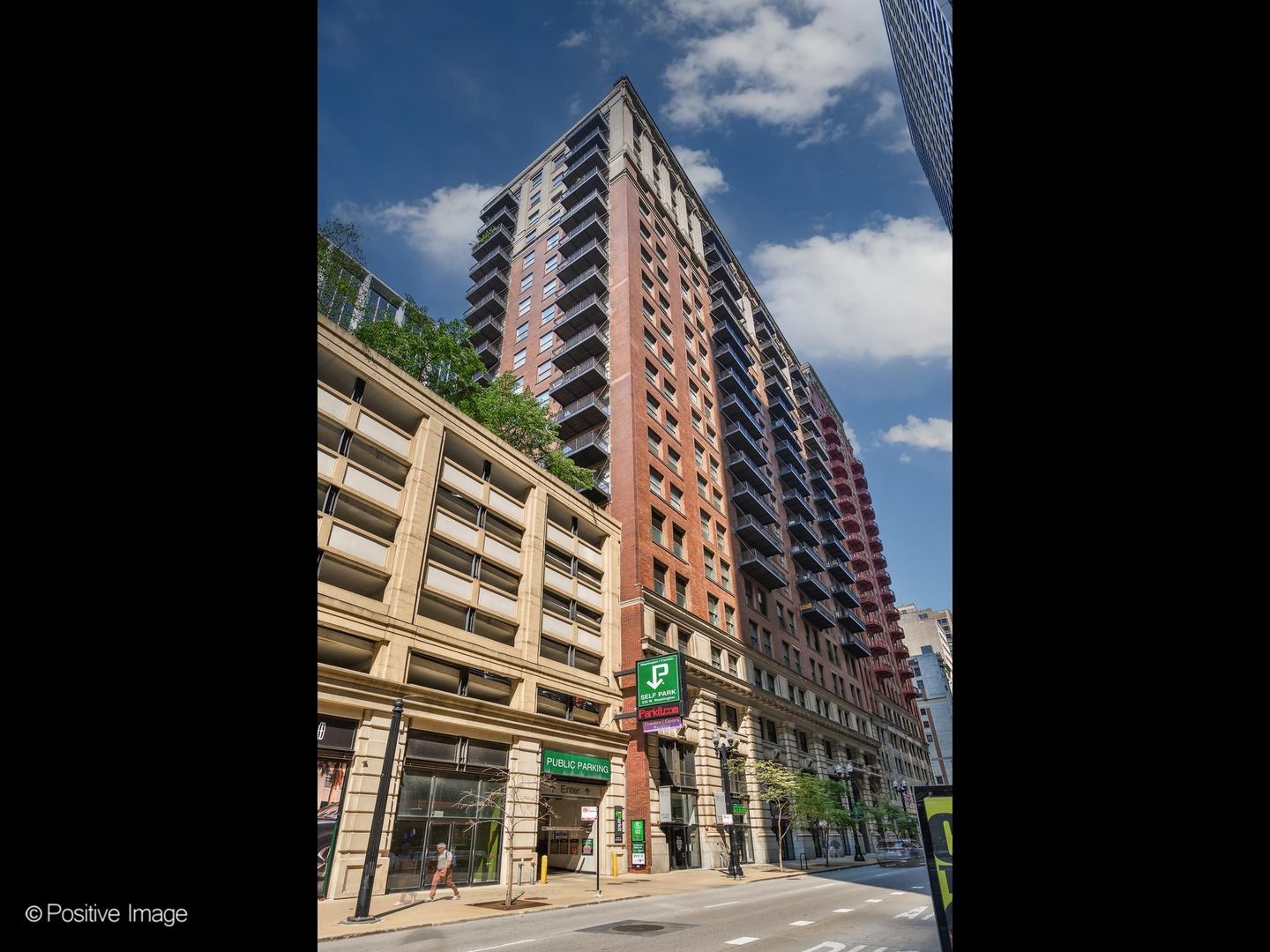 212 W Washington Street 1413 — photo