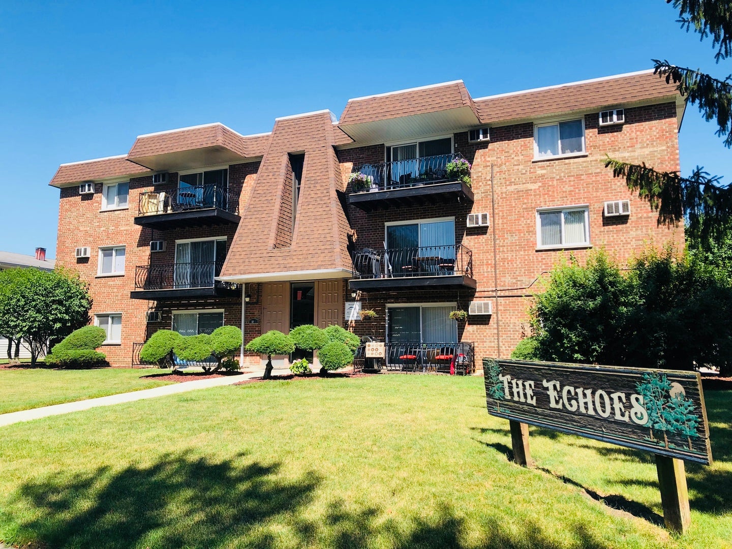 10S453 Echo Lane 5 — photo