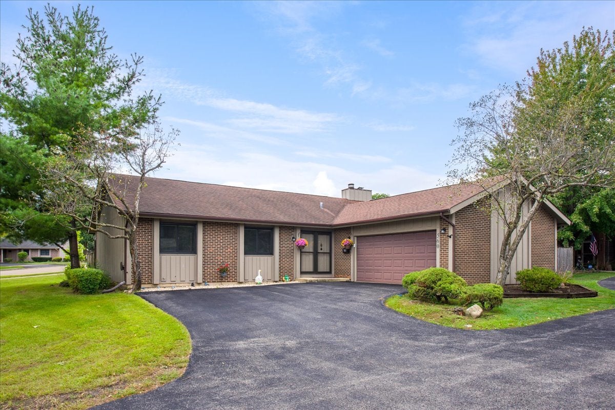 560 Lakeview Court — photo