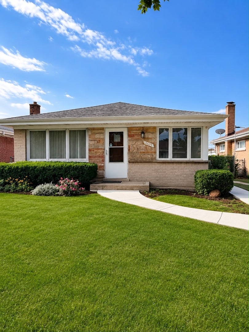 Home in Skokie, IL 60076 — photo 2