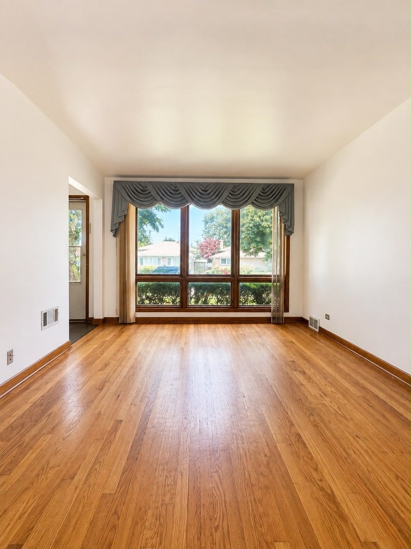 Home in Skokie, IL 60076 — photo 3