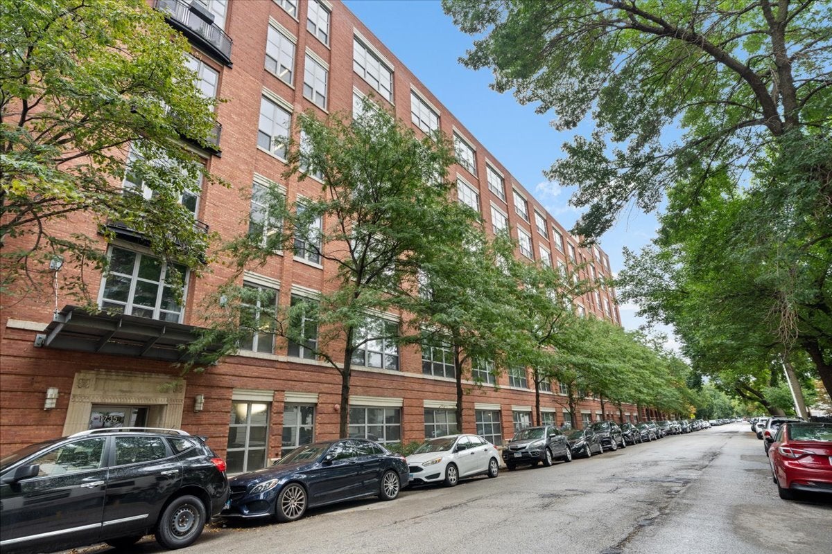 1735 N Paulina Street 401 — photo