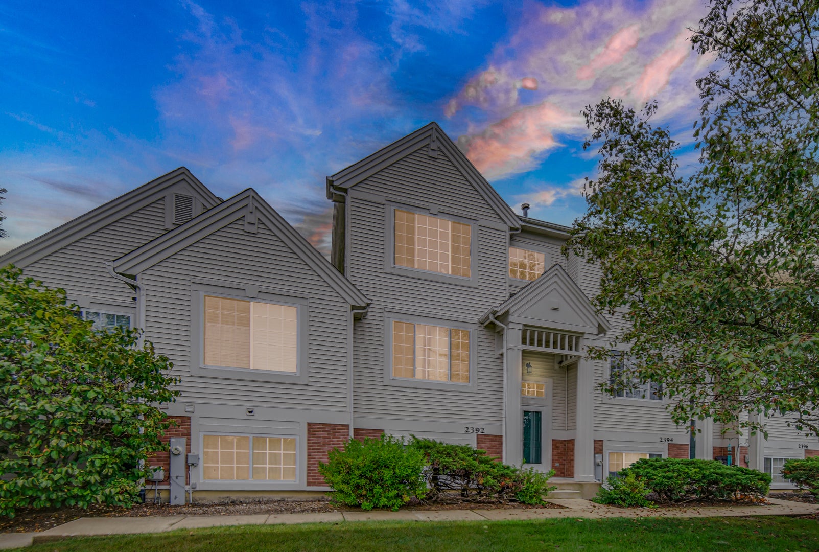 2392 Oakfield Court — photo
