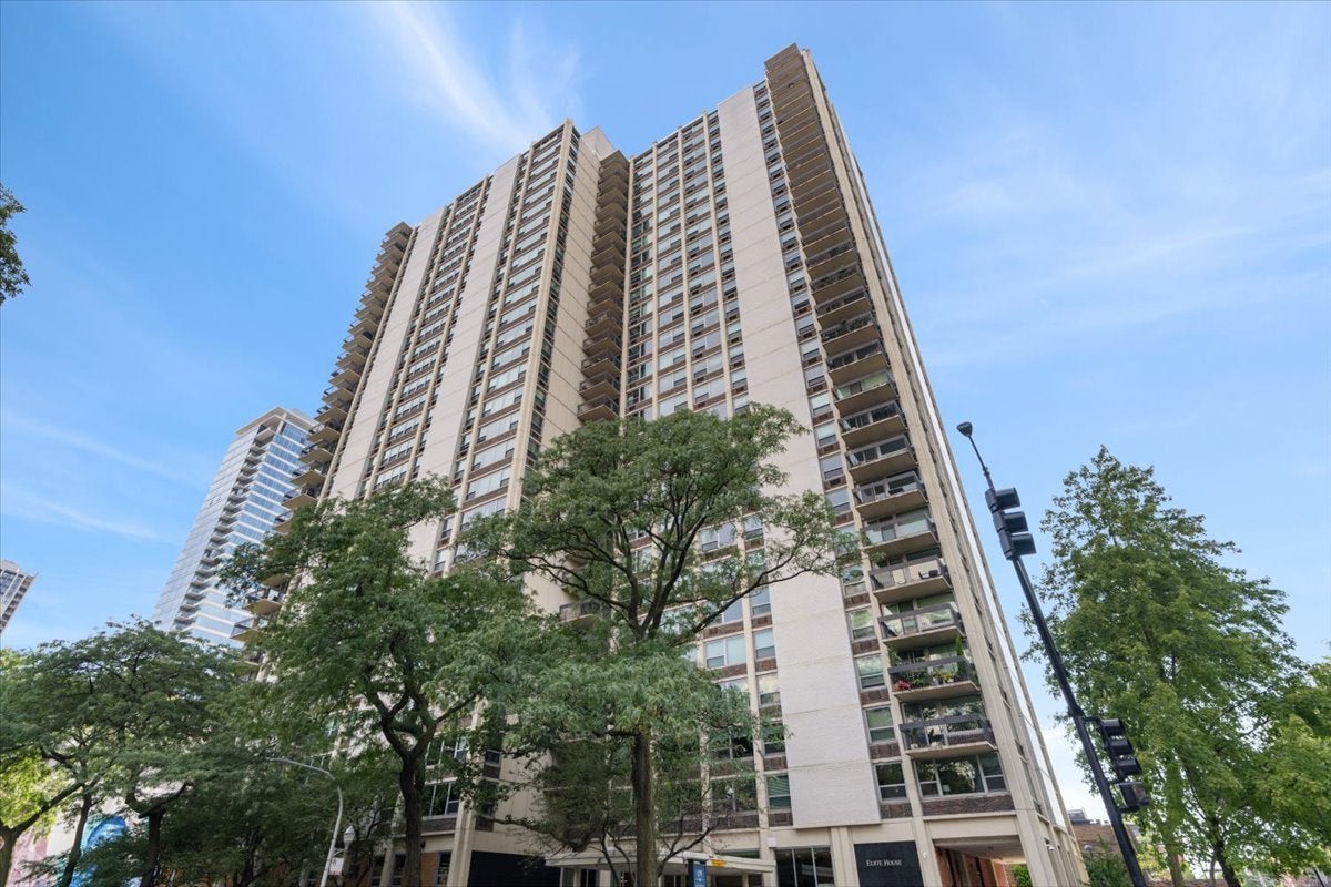1255 N Sandburg Terrace 2611E — photo
