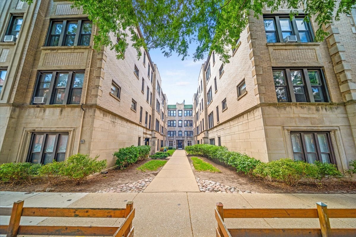 639 W Roscoe Street R3 — photo