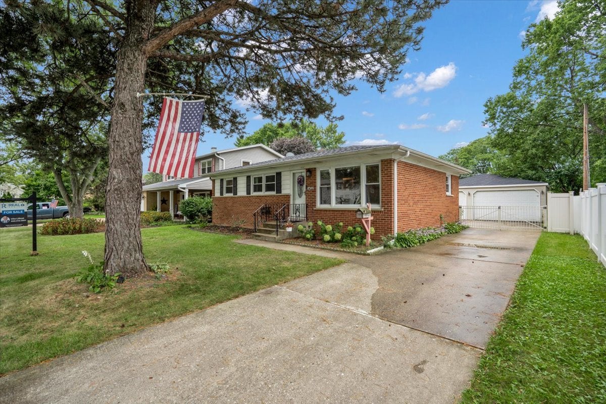 1402 S Robert Drive — photo