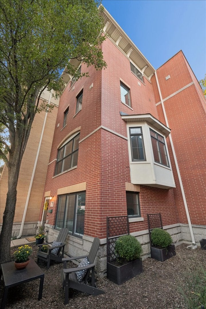 1192 Clarence Avenue 18 — photo