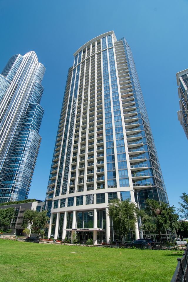 1235 S Prairie Avenue 3002 — photo