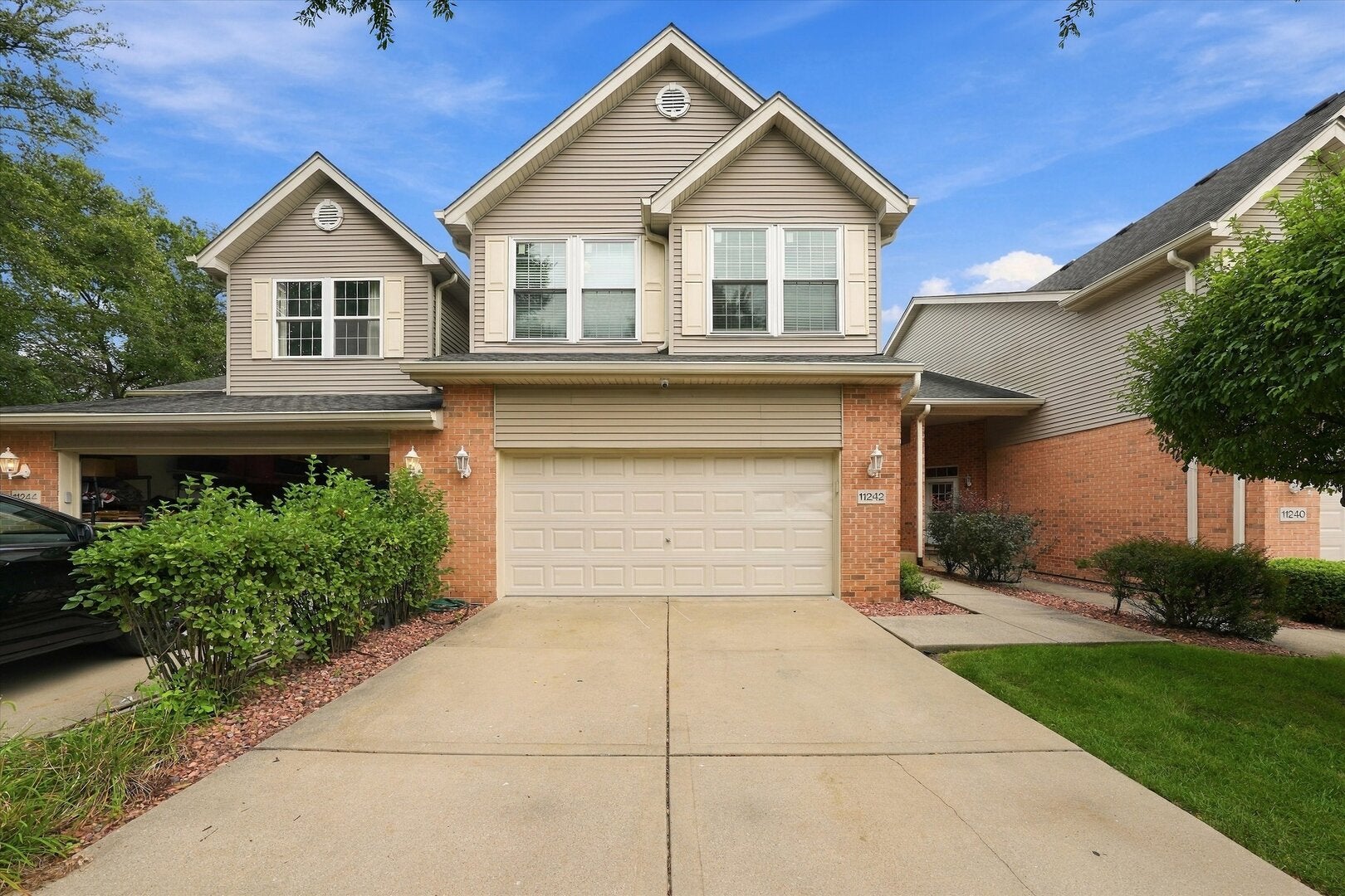 11242 Pin Oak Circle — photo