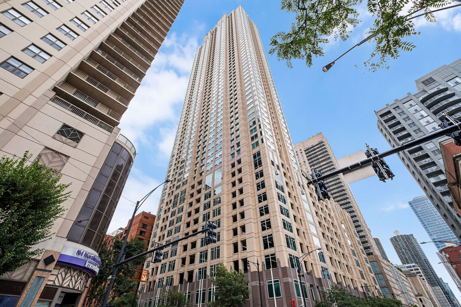 33 W Ontario Street 42Es — photo