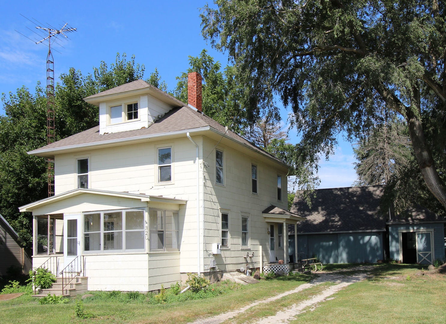 320 E Railroad — photo