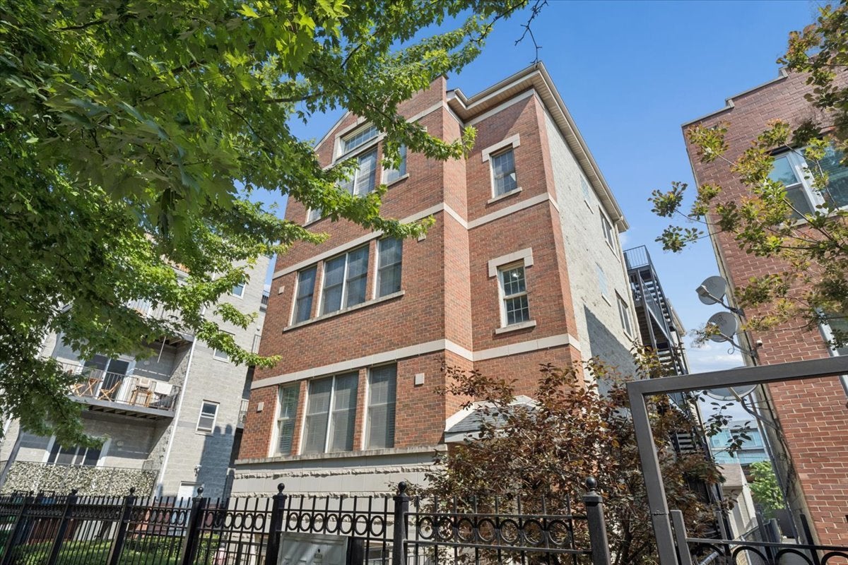 2446 W Homer Street 4 — photo