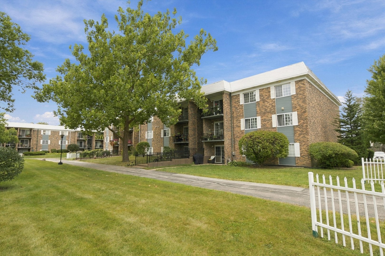 1627 N Windsor Drive 305 — photo