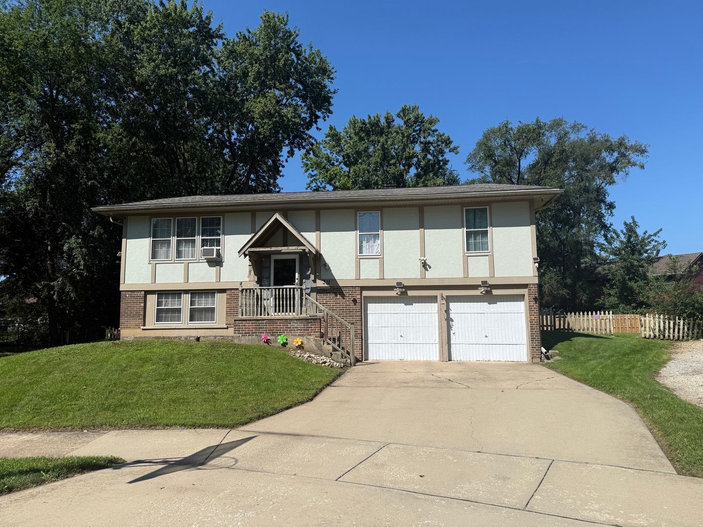 311 Robinhood Court — photo