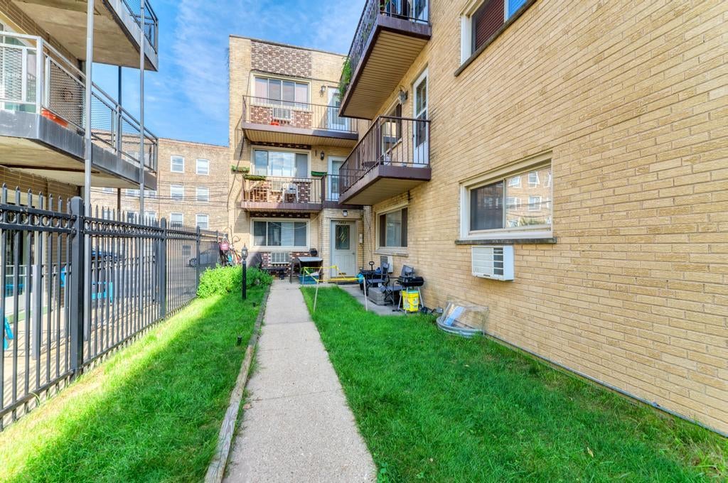 Home in Chicago, IL 60626 — photo 2