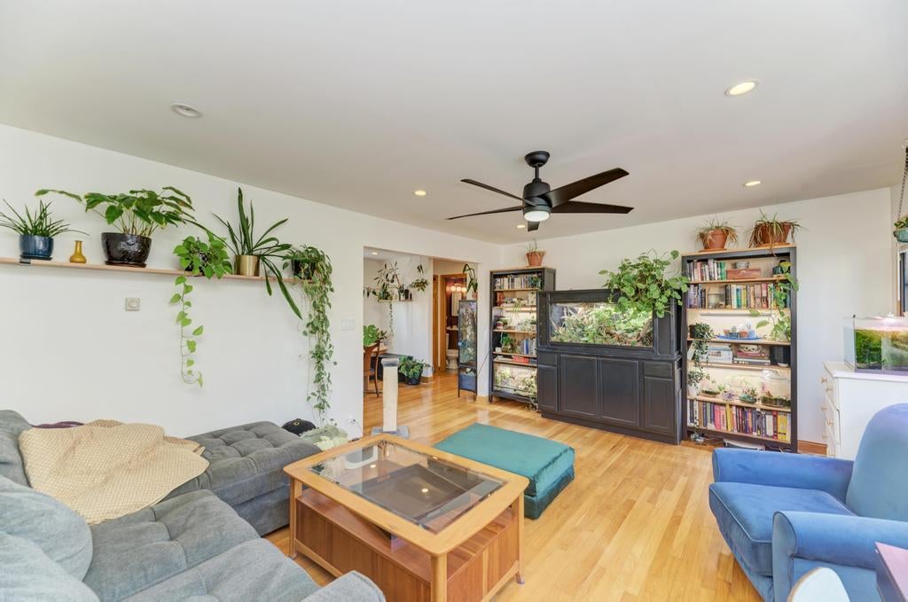 Home in Chicago, IL 60626 — photo 3