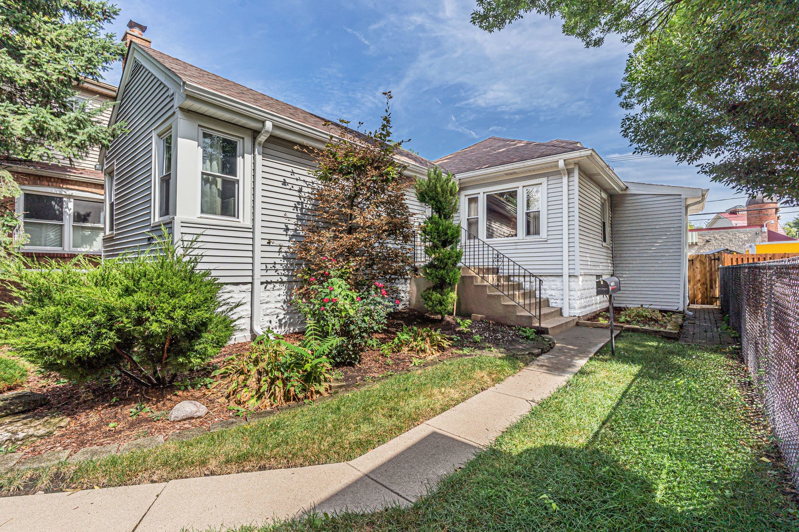 Home in Chicago, IL 60655 — photo 2