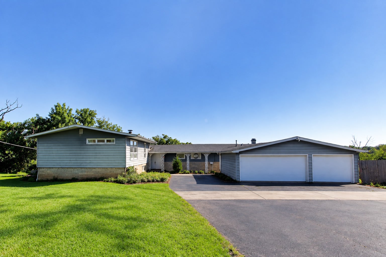 24072 W Hawthorne Lane — photo