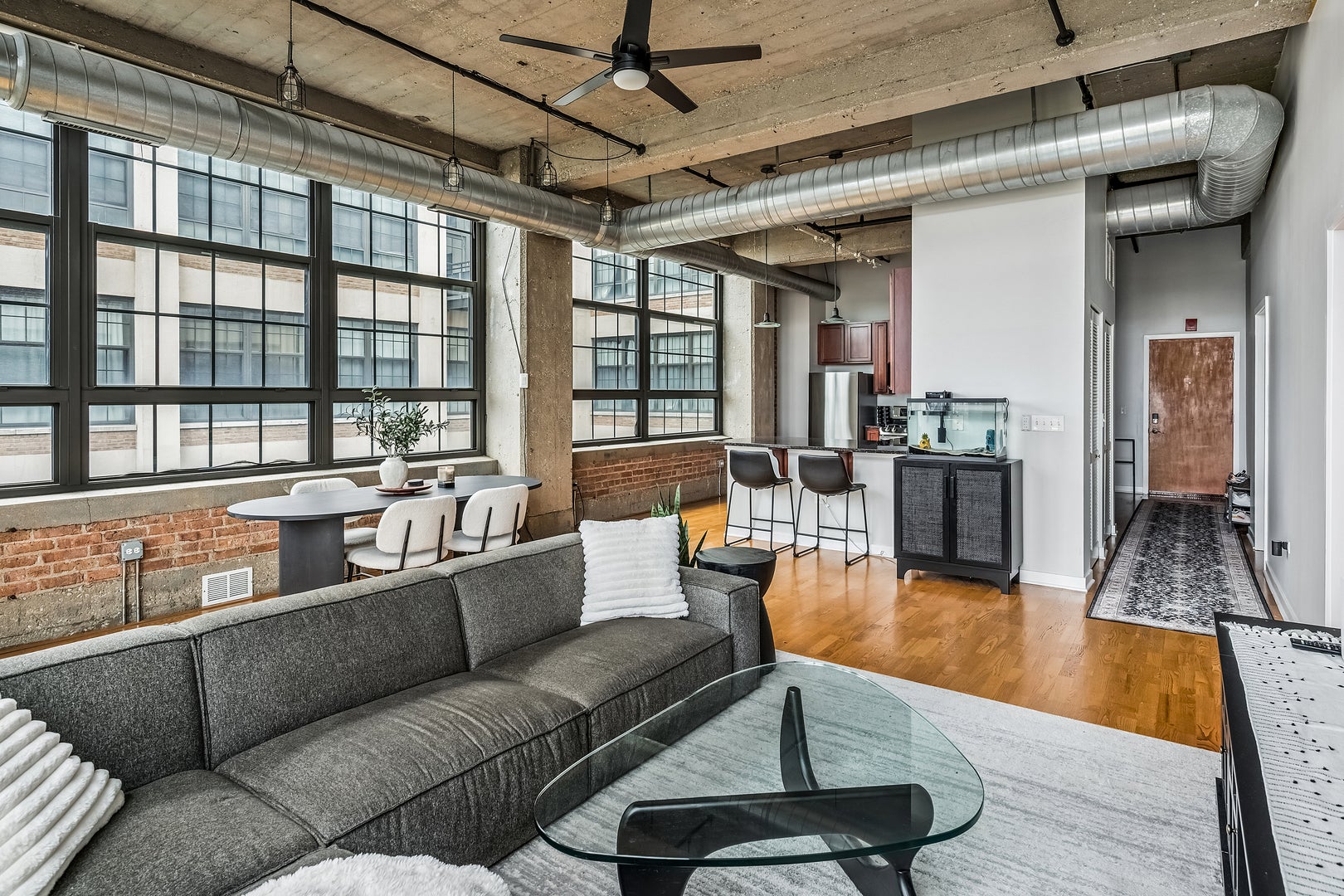 Home in Chicago, IL 60618 — photo 3