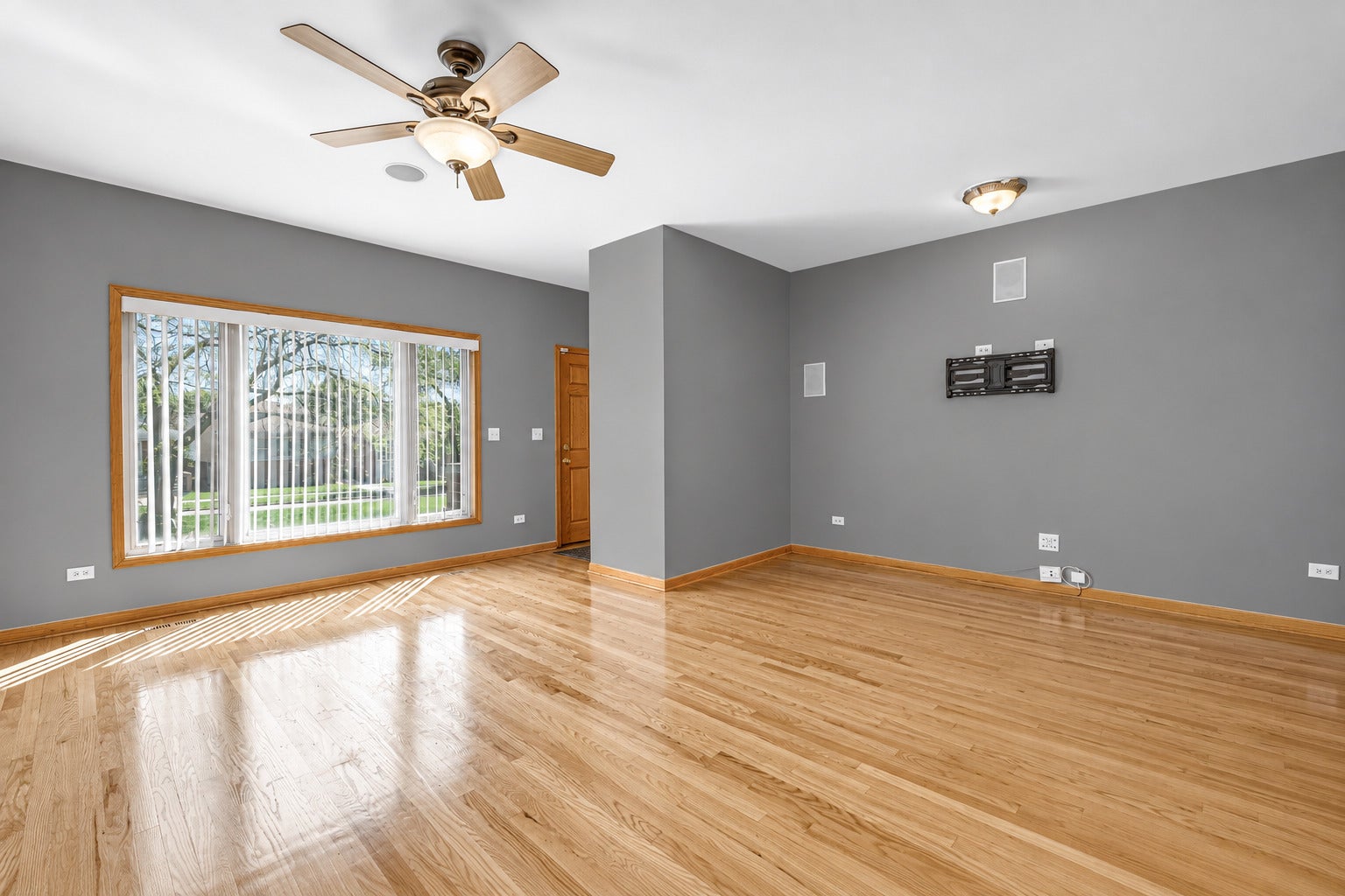 Home in Chicago, IL 60620 — photo 2