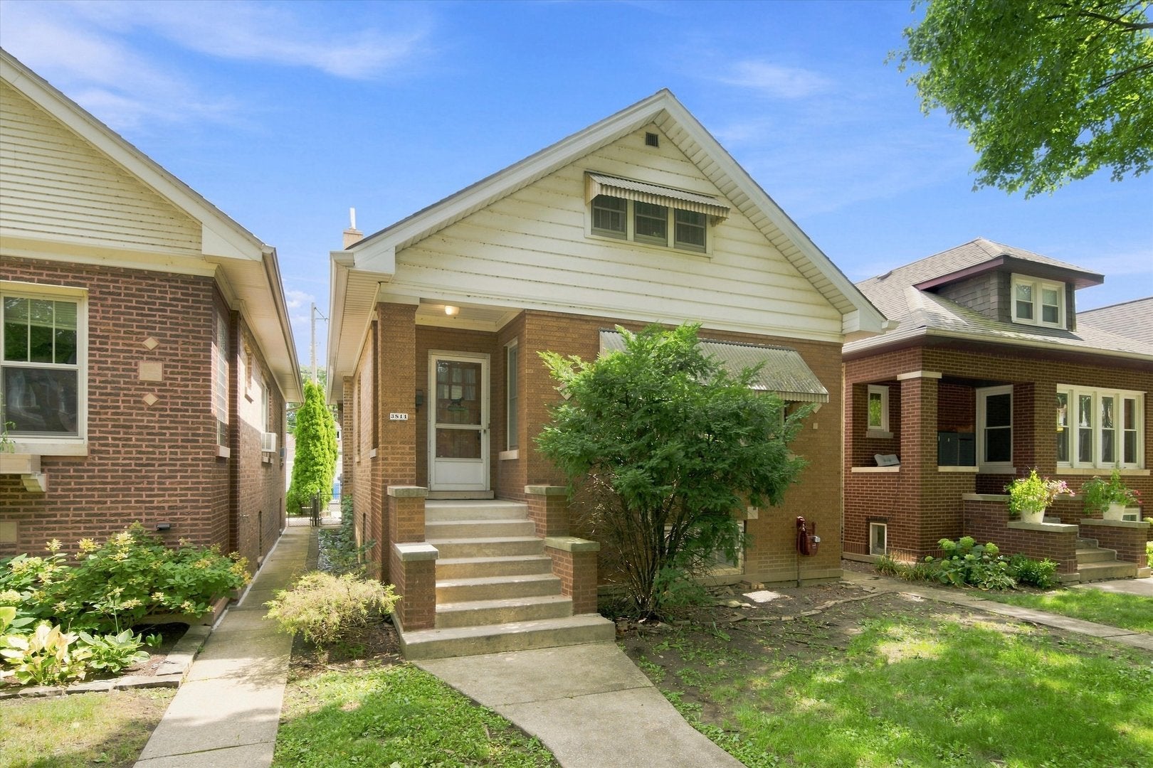 Home in Chicago, IL 60618 — photo 2