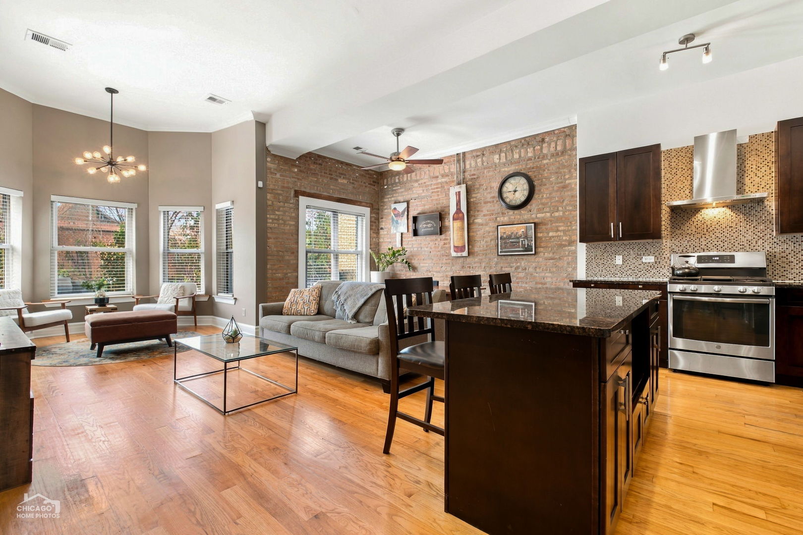 Home in Chicago, IL 60657 — photo 2