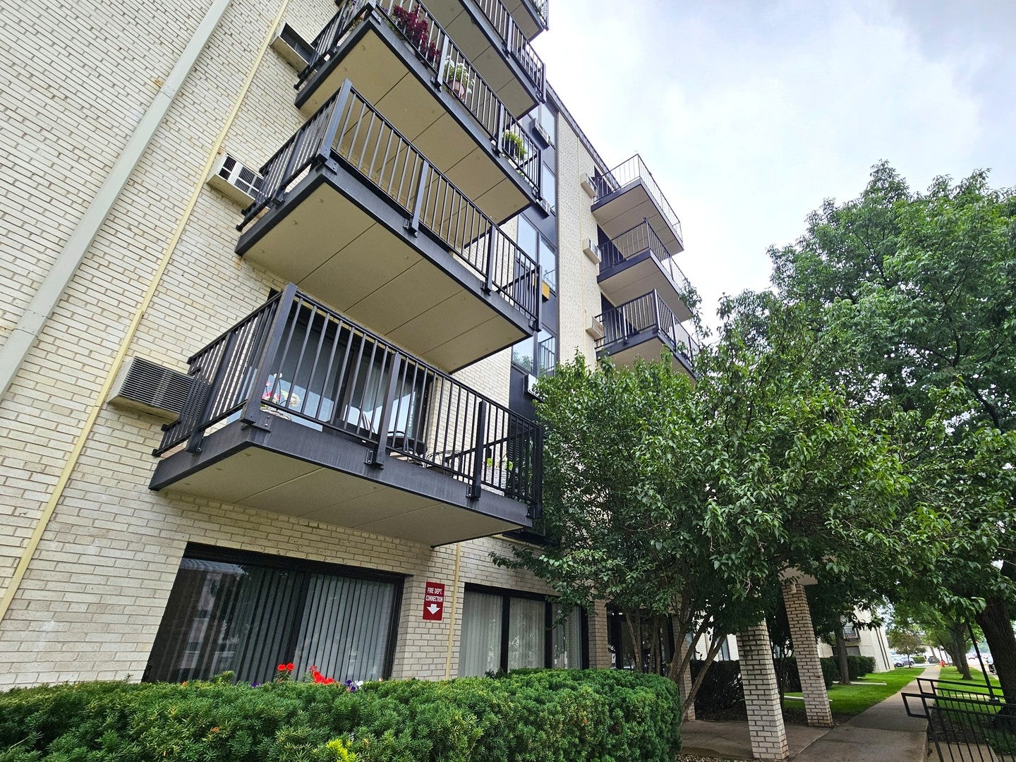 9701 N Dee Road 6M — photo