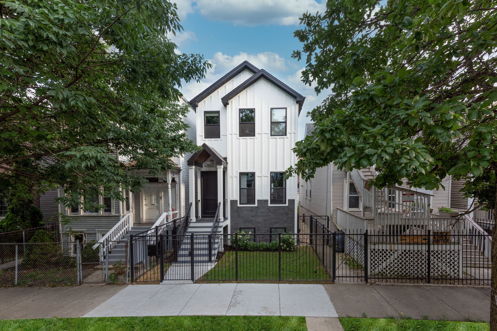 2447 W Moffat Street — photo