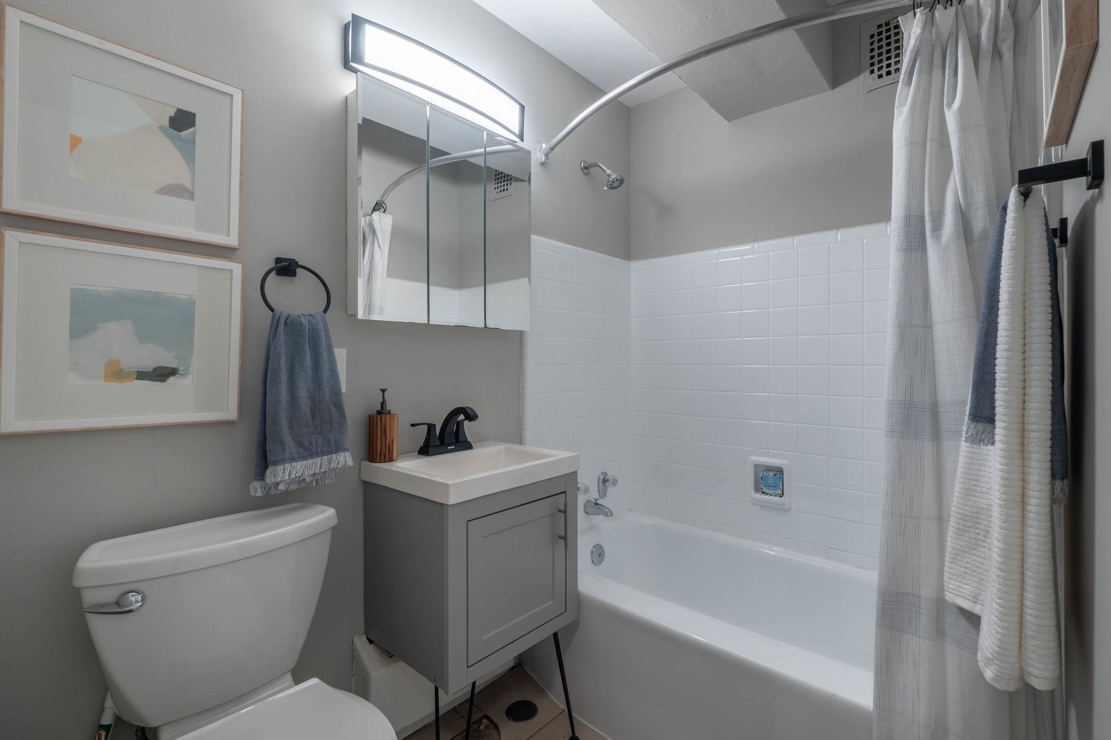 Home in Chicago, IL 60660 — photo 3