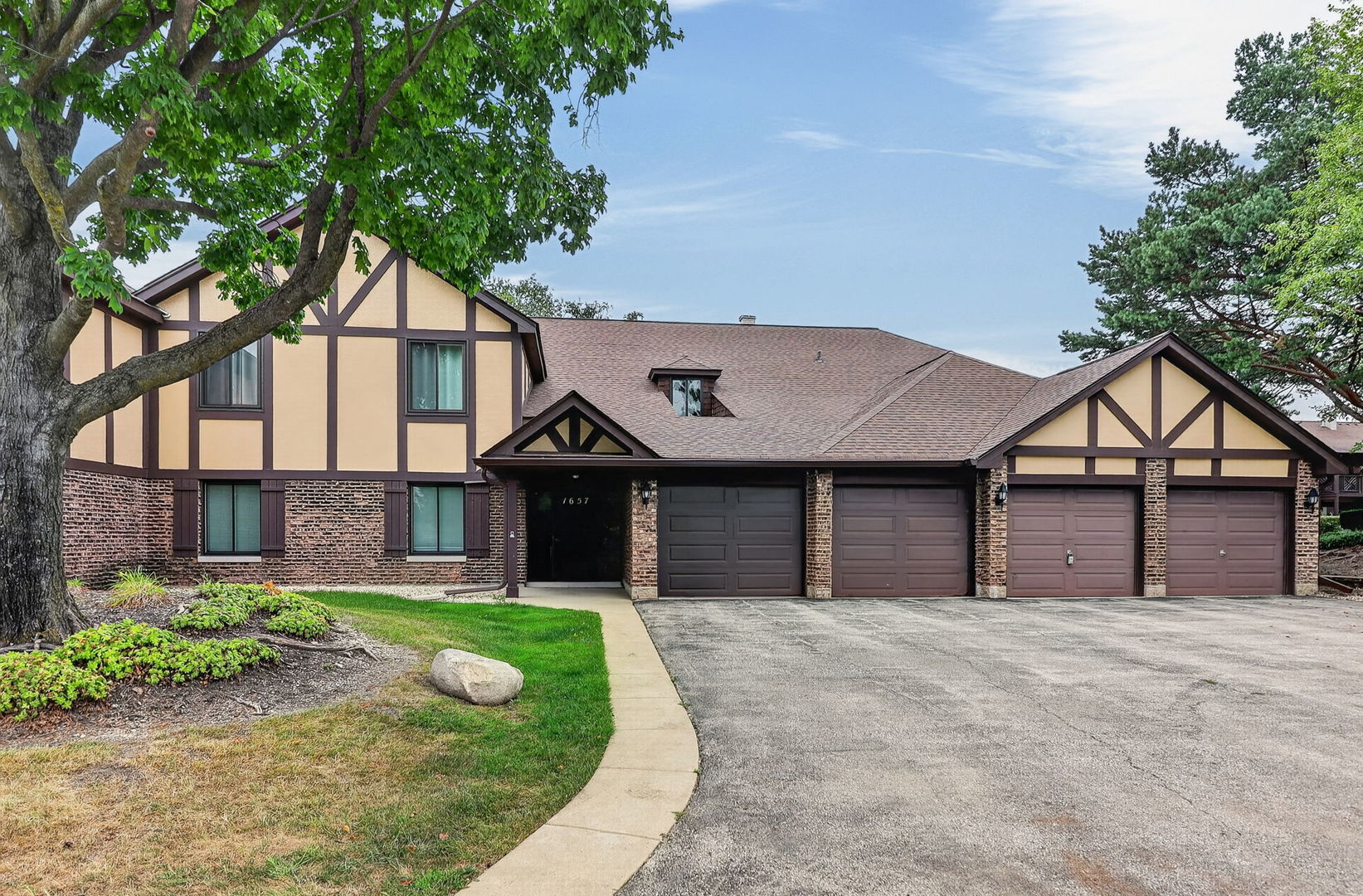 1657 Dover Court C — photo