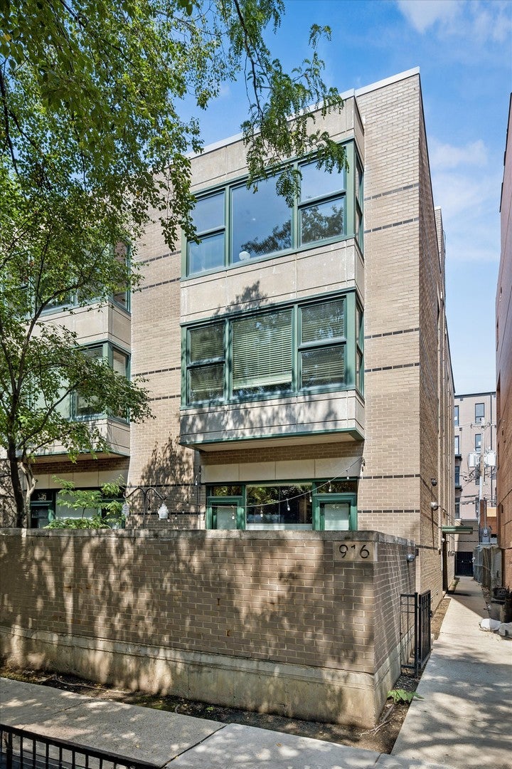 916 W Fletcher Street C — photo