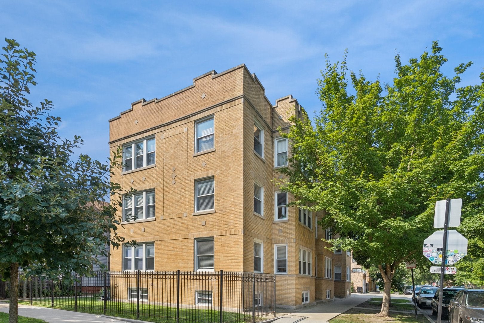 3337 W Byron Street 1 — photo