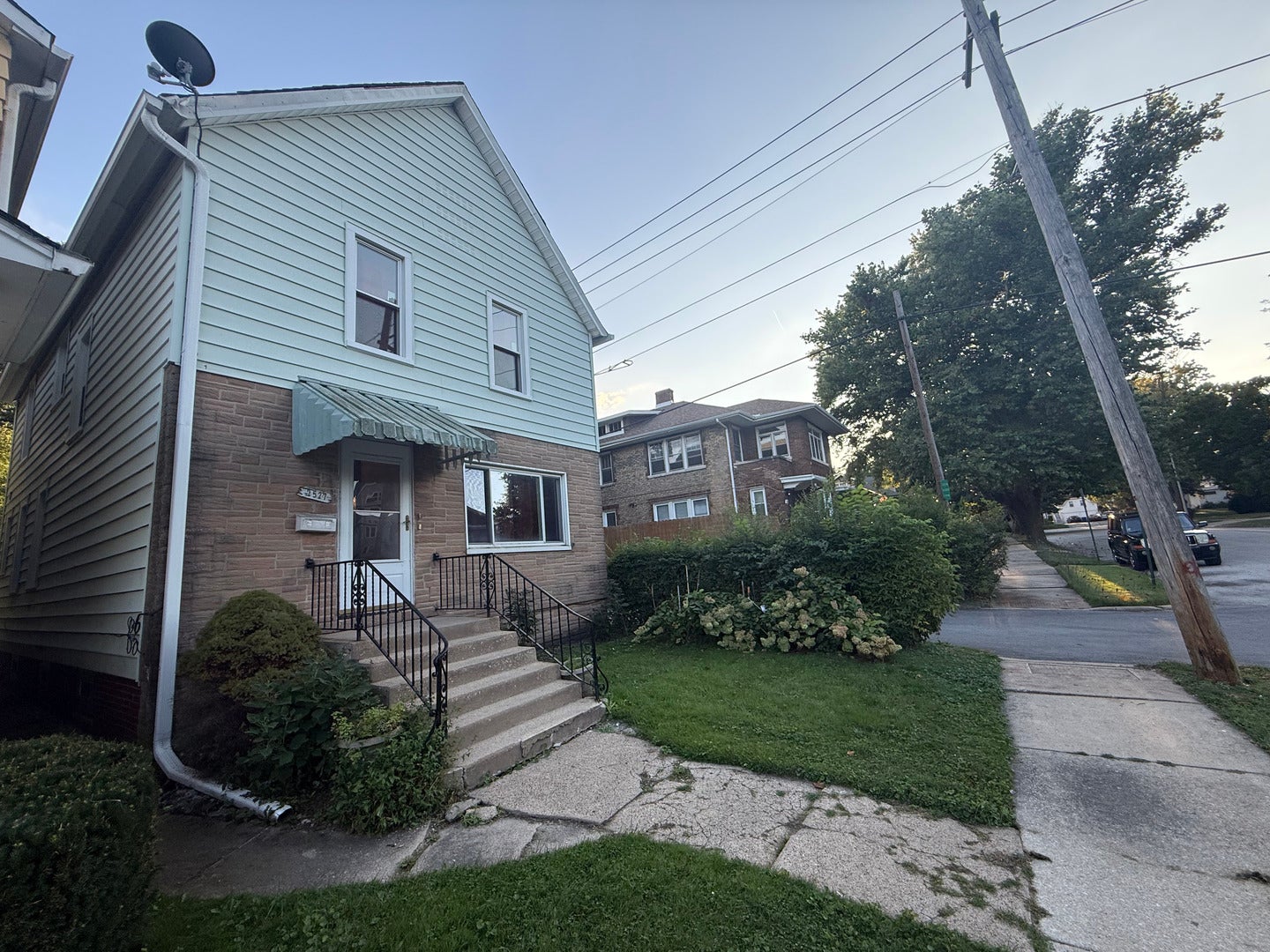 2527 Oak Street — photo