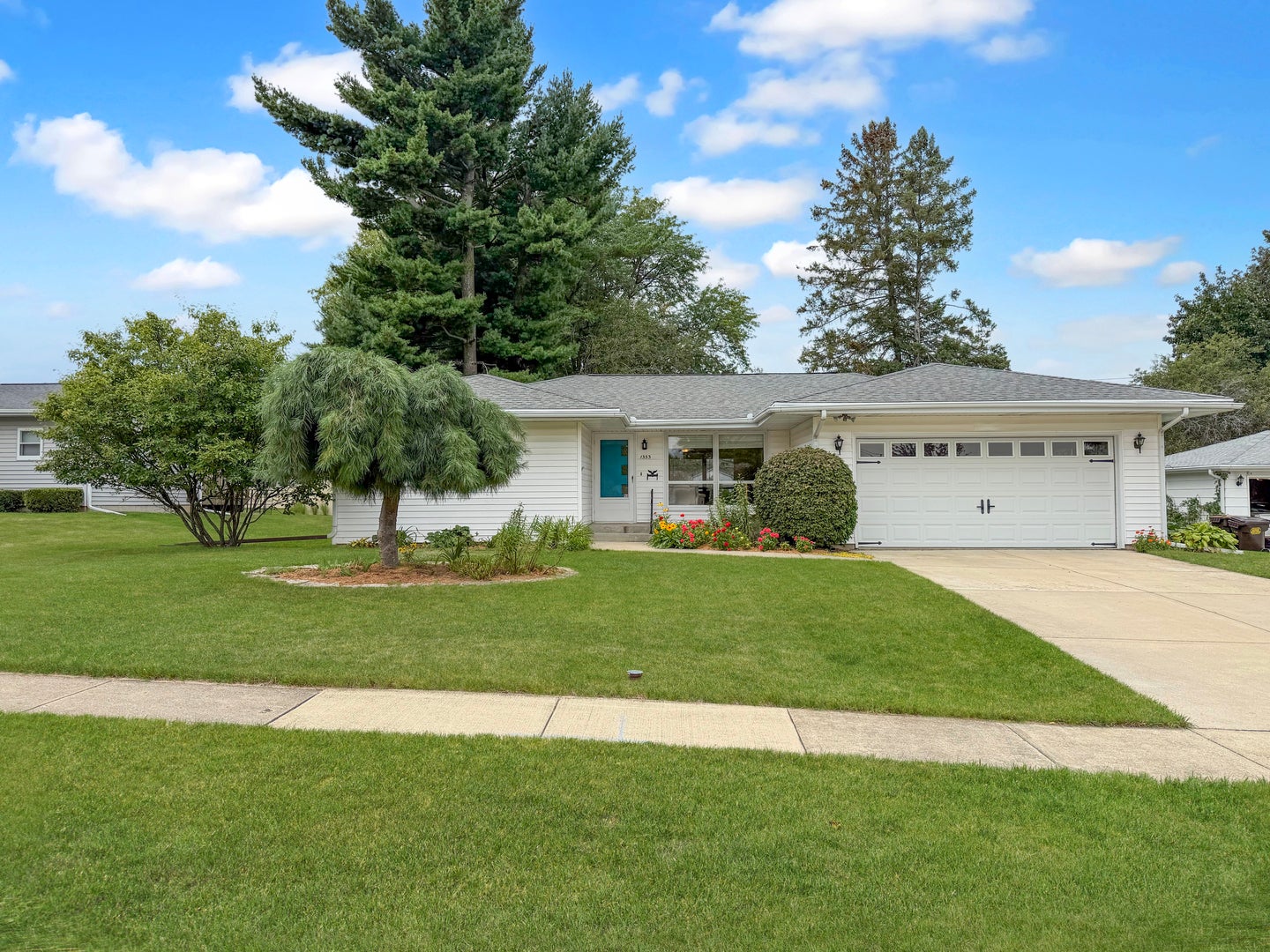 1353 Empire Court — photo