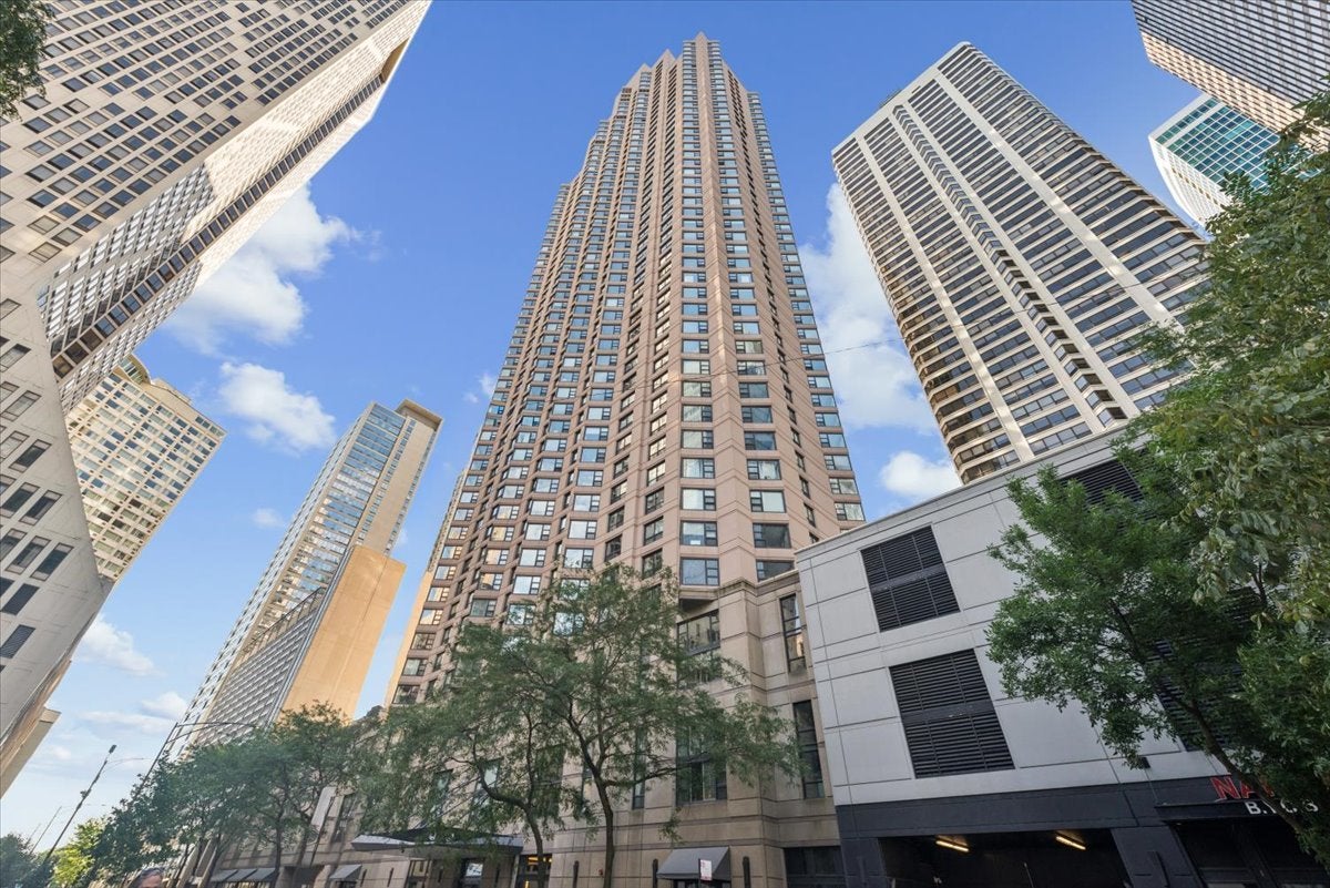 401 E Ontario Street 2707 — photo