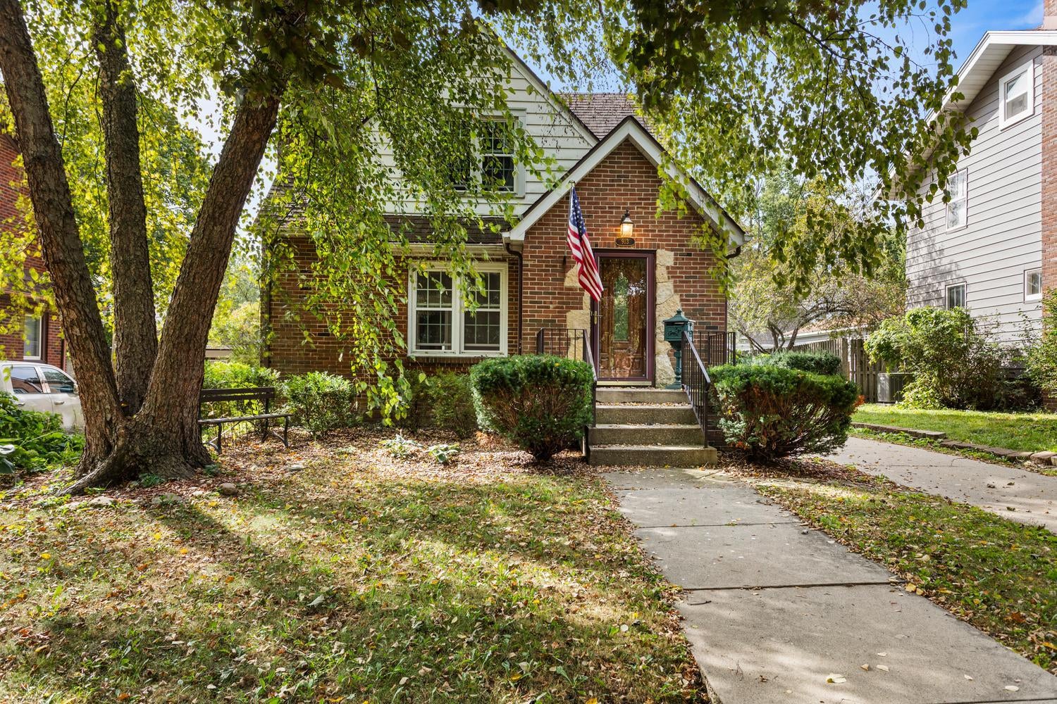 913 W Charles Street — photo