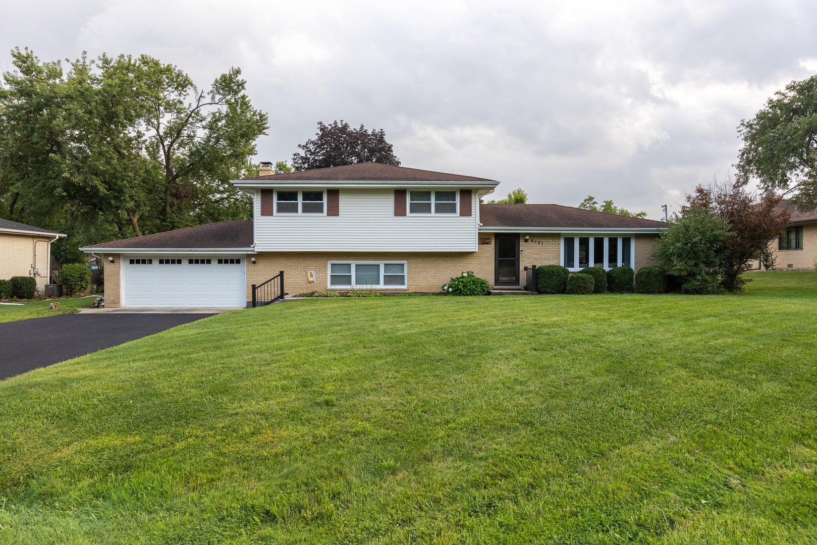 6121 James Street — photo
