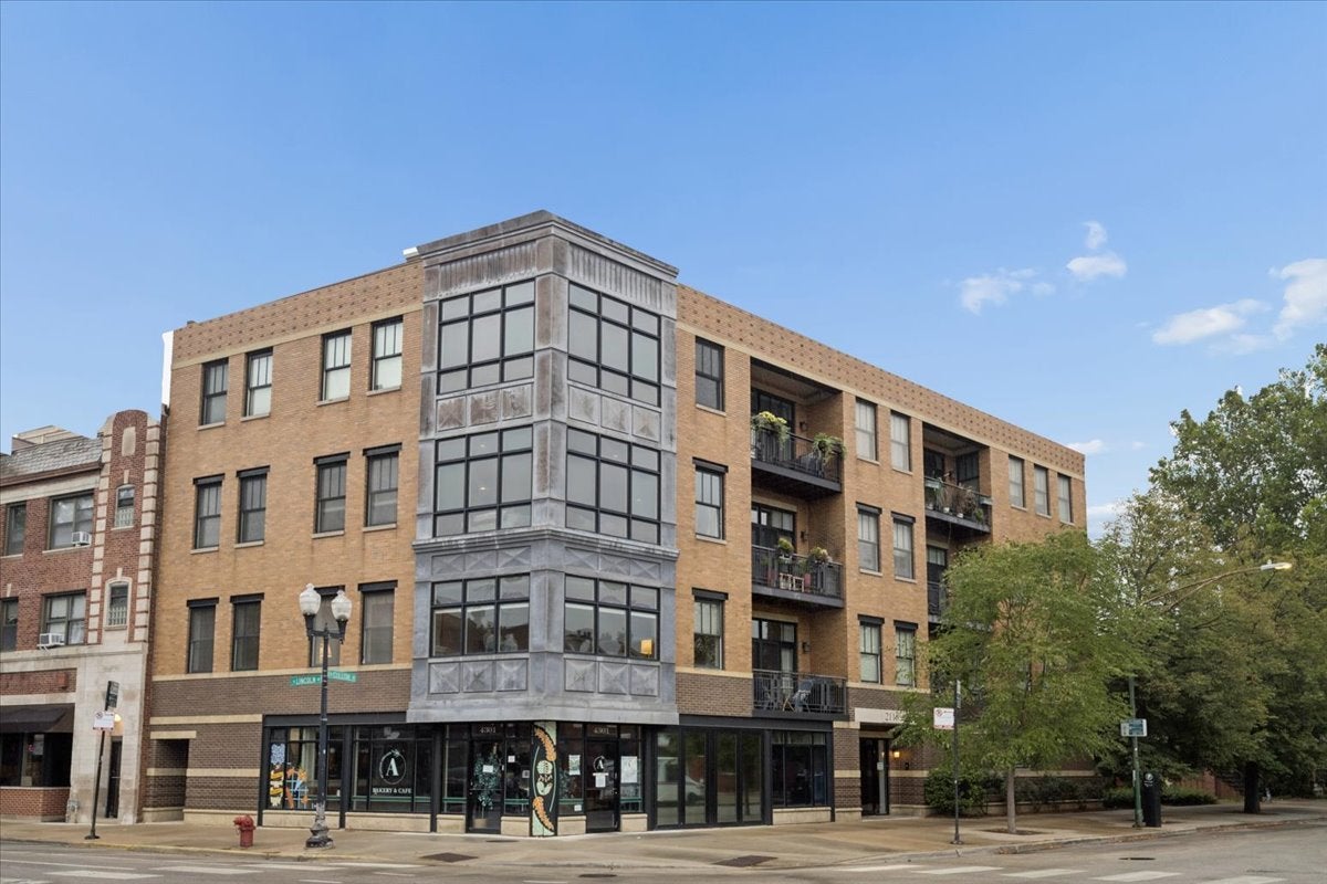 2116 W Cullom Avenue 201 — photo