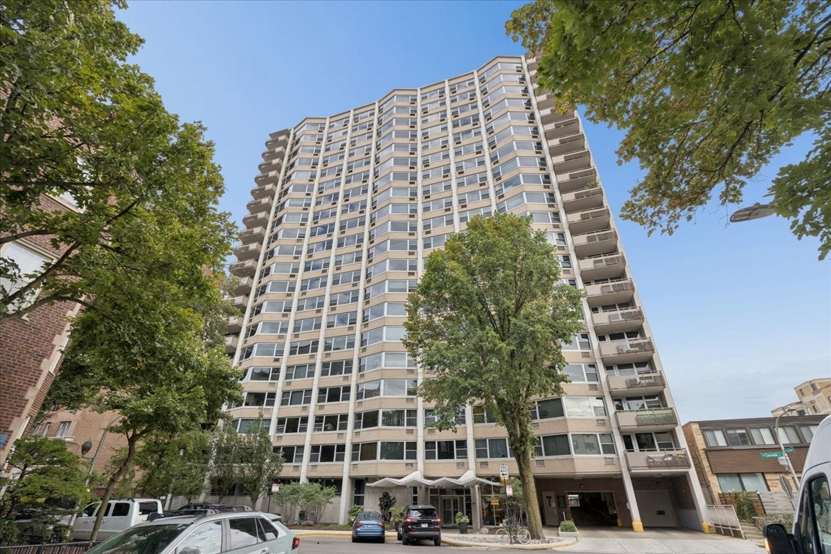 555 W Cornelia Avenue 501 — photo