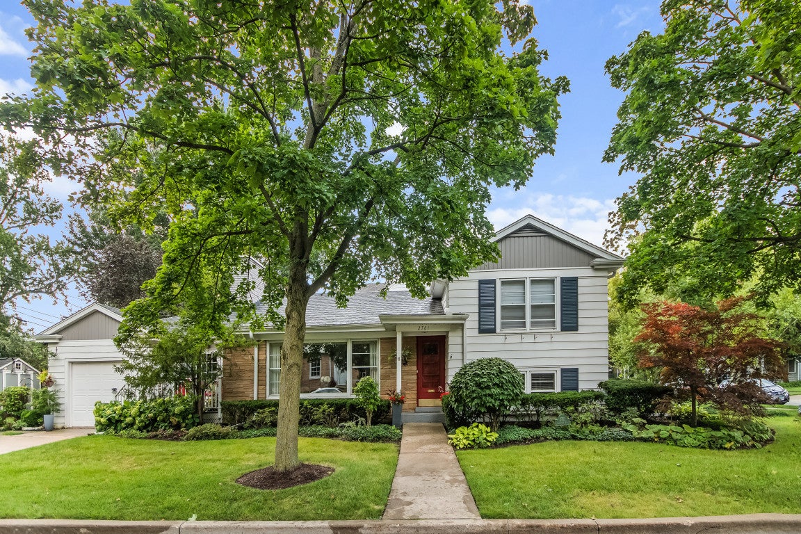 2761 Lincolnwood Drive — photo