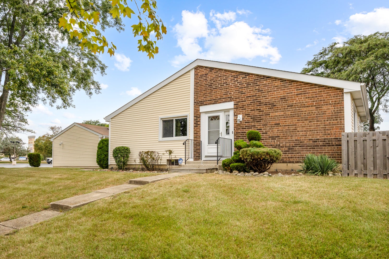 2177 Chaucer Lane — photo