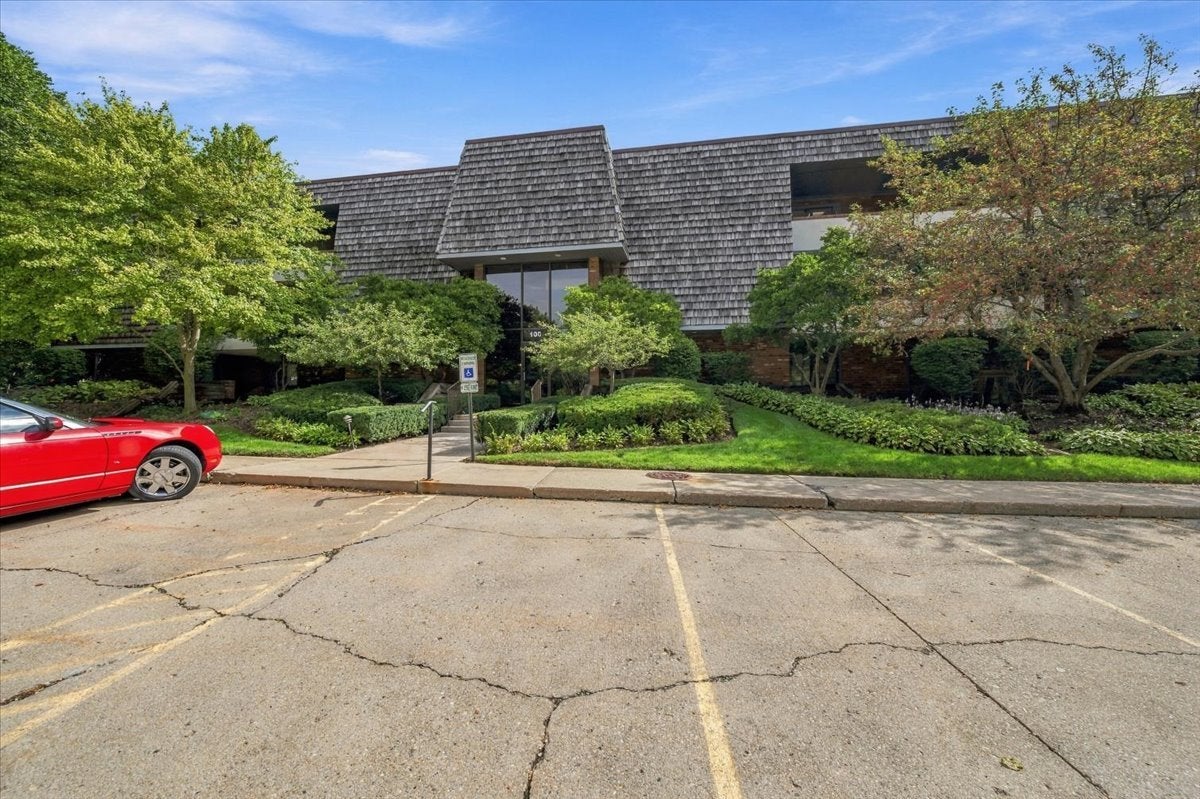 100 Red Top Drive 303 — photo