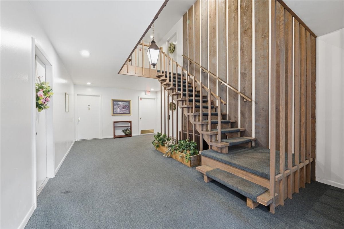 Home in Wheaton, IL 60189 — photo 2
