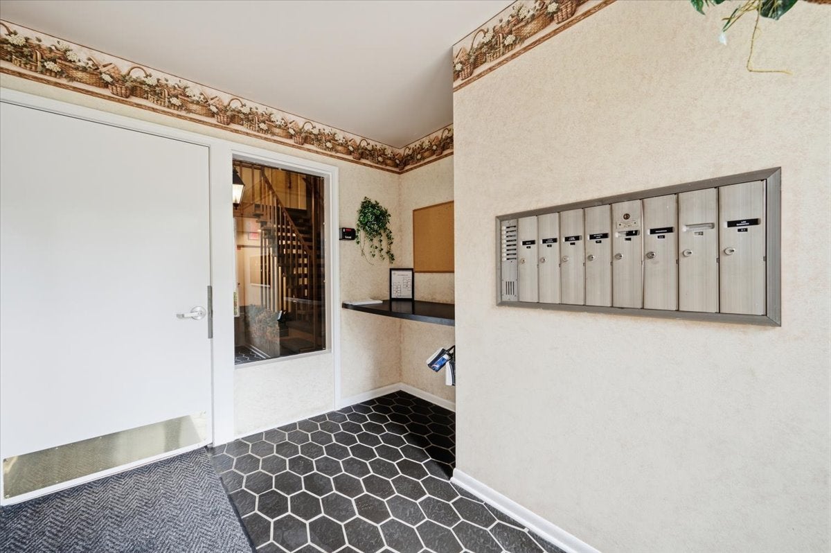 Home in Wheaton, IL 60189 — photo 3
